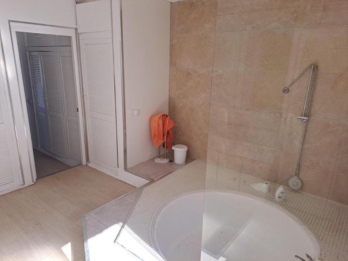 Kwatera prywatna Private In Huge Penthouse 1st Line Puerto Banus, Incredible Views, Jacuzzis *