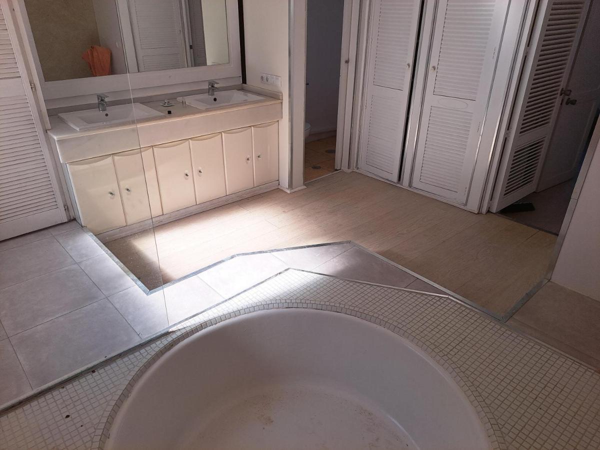 Kwatera prywatna Private In Huge Penthouse 1st Line Puerto Banus, Incredible Views, Jacuzzis *
