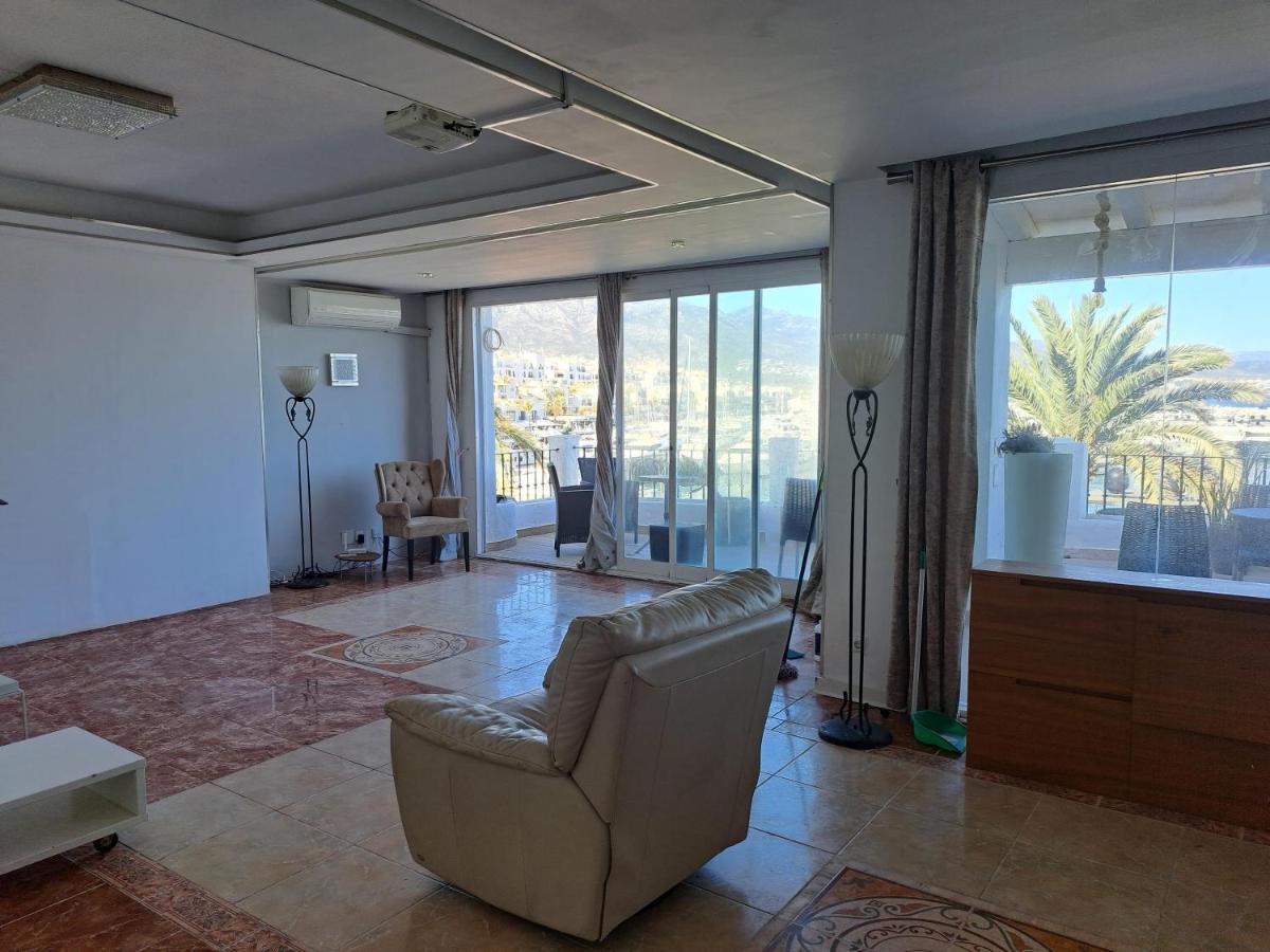 Kwatera prywatna Private In Huge Penthouse 1st Line Puerto Banus, Incredible Views, Jacuzzis
